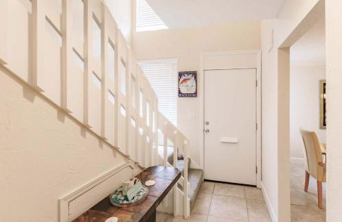 1205 PD Experience Coastal Charm in this Townhome - Foto 5