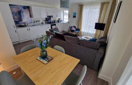 Number 15 Luxurious Two Bedroom Apartment - Photo 7