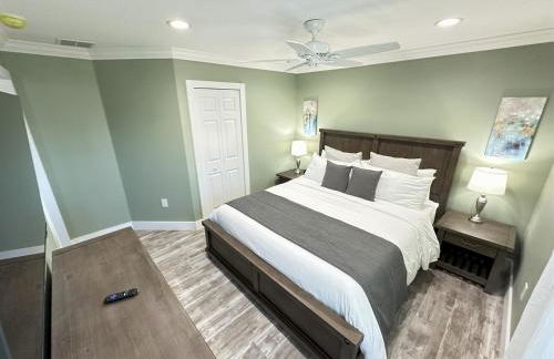 BRAND NEW! Lakefront 9BR Pool Hot Tub Outdoor Kitchen BBQ Theater 2 miles Disney - Foto 19