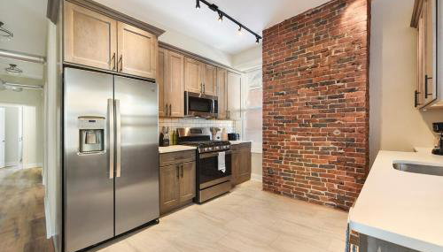 FREE Parking, Netflix in East Liberty By Parks and Uni - Foto 3