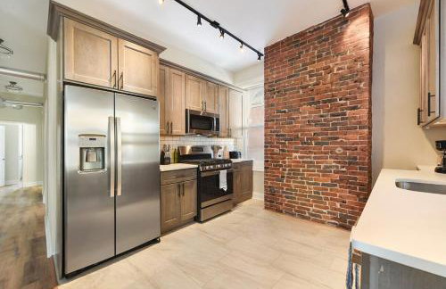 FREE Parking, Netflix in East Liberty By Parks and Uni - Foto 3