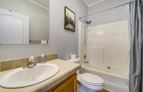 Boat Dock and Fire Pit! Woodsy Lake Glenville Cabin - Foto 22