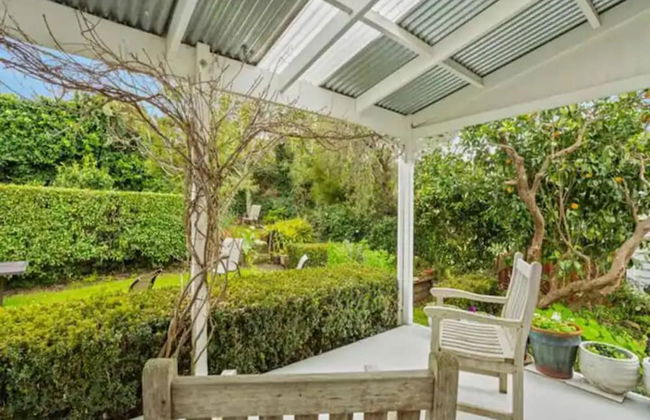 Cheerful 1 Bedroom Home With Free Parking - Photo 7