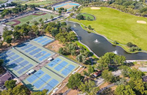 Spacious duplex retreat in city w/ Parking nearby - Foto 35