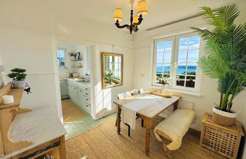 Elegant Coastal Home with Unrivalled Sea Views - Foto 6