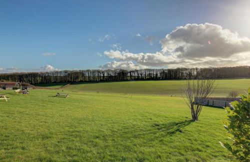 Hunters Cottage - Luxury, high end, hot hub, AC, slipper bath, couples retreat - Photo 11