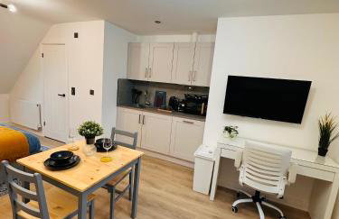 Luxury Self-Contained Studio Apartment near QE Hospital R1 - Photo 4