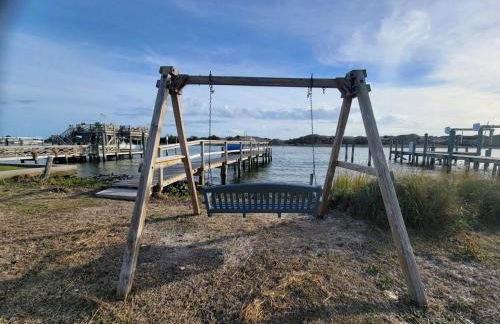 Waterfront, dock, Hot tub, kayaks, King Bedroom with amazing views, RELAXATION, 2 miles to the beach - Foto 43