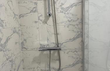 Neath, South Wales Getaway - 4 Bedroom Home -7 Guests - Free Parking - Foto 17