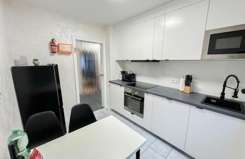 ALFA Apartment Stuttgart Mitte 2 Zimmer City-Lage Berliner Platz Balkon Netflix Küche WM l 2BR 5 Beds 6 People l Fully equipped Kitchen & Bathroom - Photo 24