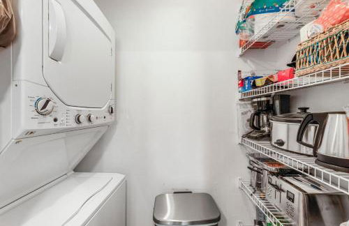 Walkout condo with beach access, pool and pickleball - Foto 16