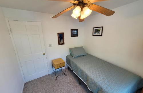 Oscoda Hilltop Haven - Great Location near Beach! - Foto 48