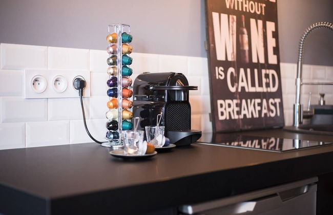 Miss Eiffel Tower - Photo 14