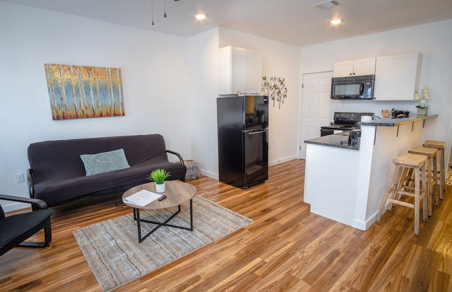 Downtown Remodeled Cozy 2br/1ba Home Sleeps 8 - Photo 11