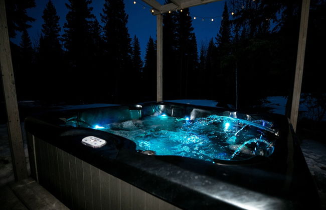 Dream 4-Br 4-Ba Chalet | Private Hot Tub | 2 min to Jasper National Park Gates - Photo 21