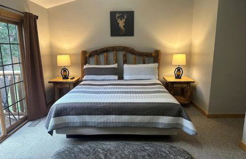 Spacious Luxury Villa Retreat with Jetted Tub, Fireplaces, Balconies, and Smart TV in North Utica, Illinois - Foto 3