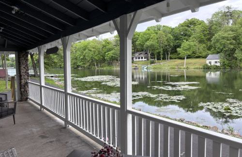 Lakefront Couples Retreat in the Poconos - Foto 8