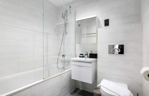 Stylish Hoxton 2 Bedroom 2 Bathroom Apartment With Balcony & Lift, Sleeps 6 - Foto 18