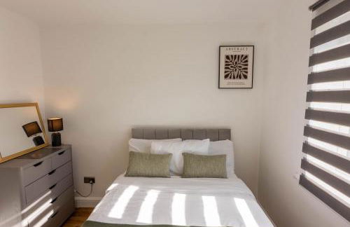 Paisley with Parking & Balcony - Pass the Keys - Foto 34