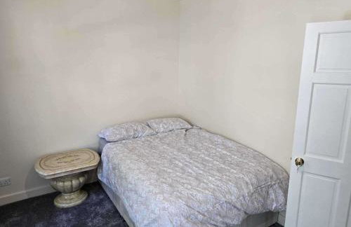 House - Sleeps 8 - Garden - Short Walk to Station - Foto 20