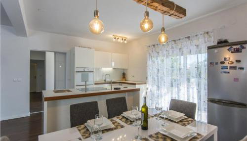 Cozy Home In Prkos With Jacuzzi - Foto 4