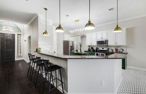 5-Bed 2-Bath with Pool & Backyard Retreat - Foto 11