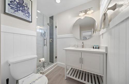 Oceanfront home with pool, large decks, fire pit and private walkover to the beach - Foto 29