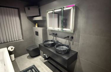 SK Stays Modern Luxury Home With Jacuzzi Bath & Cinema Room - Foto 28