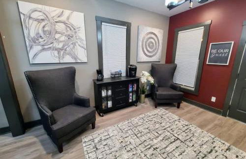 King Bed In Main Floor - Downtown Vacation Rental - Foto 18