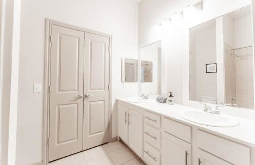 Spacious 2BR King Bed Suites Close to Downtown and Airport - Foto 27