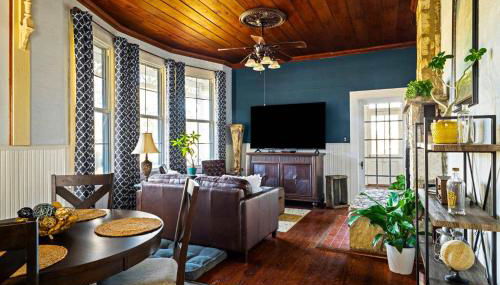 Kingsby Farmhouse - 1BR with 2 Queens & Mountain Views - Foto 2