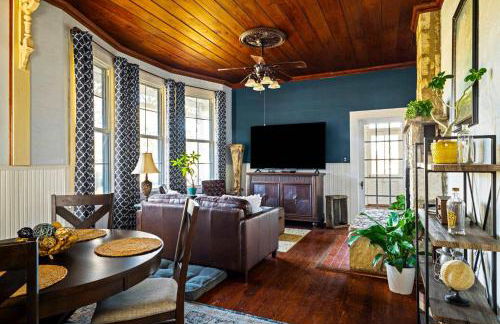 Kingsby Farmhouse - 1BR with 2 Queens & Mountain Views - Photo 2