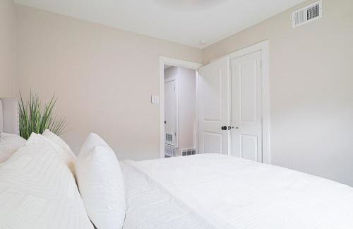 Luxury 4BR Retreat 10 Mins to Downtown & Lake - Photo 26