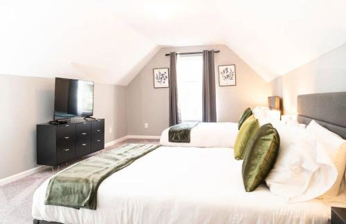 Spacious Vaulted 4BR Family Home Near Mall of GA Sleeps 12 - Foto 26