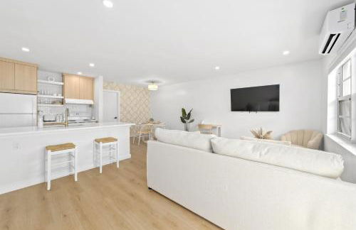 M Lake Worth Beach - Modern Villas Near West Palm Beach, Chic Retro Vibes, King Bed, Cozy Backyard, BBQ, Workspace, High-Speed Internet, Free Parking, 5 Minutes to Downtown & Beach - Foto 15