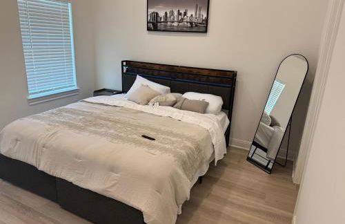 Modern 2 Bedroom All-En-Suite Near Downtown with EV Socket - Photo 17