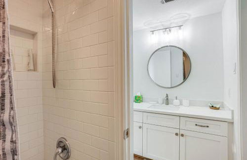 Gorgeous Lakefront Townhome with Pool Access and Views - Photo 16