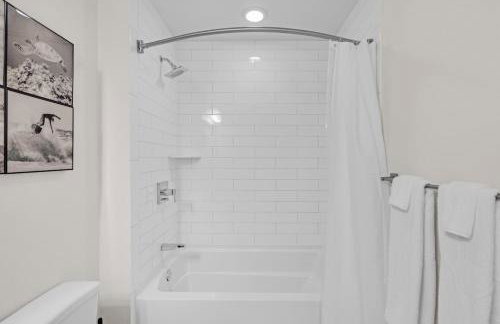 Bright and Airy 2 Bed on Biscayne Blvd with Free Park - Foto 20