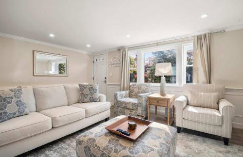 Minutes to Craigville Beach Private Patio and Backyard - Foto 2