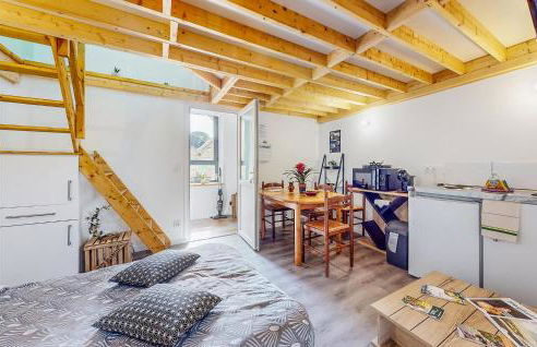 Stunning Home In Neuilly Le Vendin - Photo 12