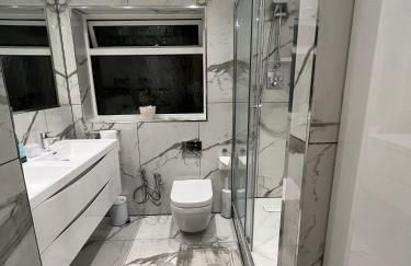 Timeless English Elegance 4BR Luxury Home in Petts Wood - Photo 16