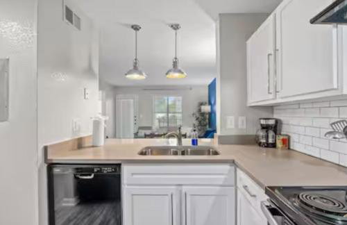 Stylish 2BR in Downtown, Pool Gym, near Airport - Foto 9