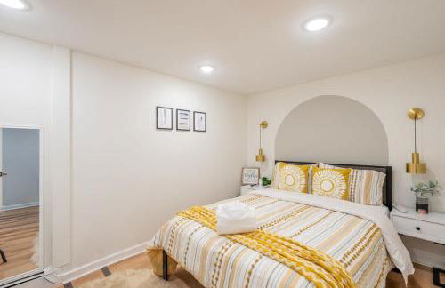 5BR 3BTH House, Steps to Bars, Dining, NYC Access with GameRm, Backyard with BBQ and Parking - Foto 22