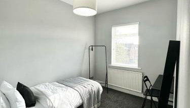 Large 5-Bedroom House in Salford-Free Parking-Sleeps 10 - Foto 3