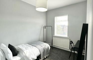Large 5-Bedroom House in Salford-Free Parking-Sleeps 10 - Foto 3