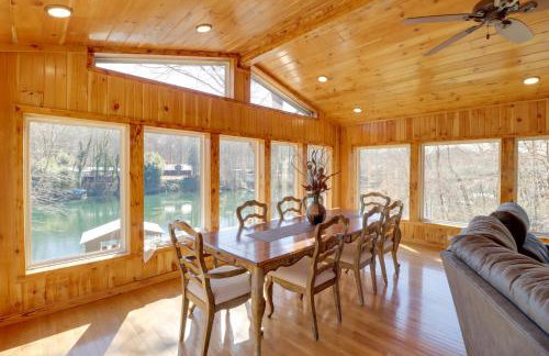 Family-Friendly Riverfront Manor on the Little Red - Foto 6