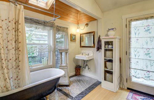 Walk to Irondale Beach Park! Family Haven with Yard - Foto 14