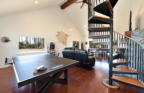 Secluded Lodge 8acres Hot Tub, Pingpong pedalboat! - Foto 13