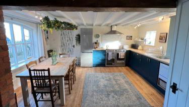 Luxury homely open-plan Barn with log burner & games room - Foto 5