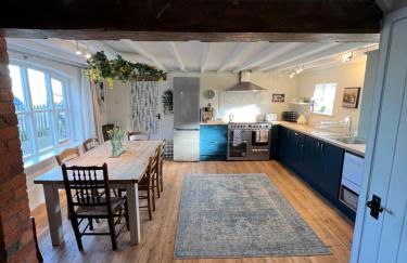 Luxury homely open-plan Barn with log burner & games room - Foto 5